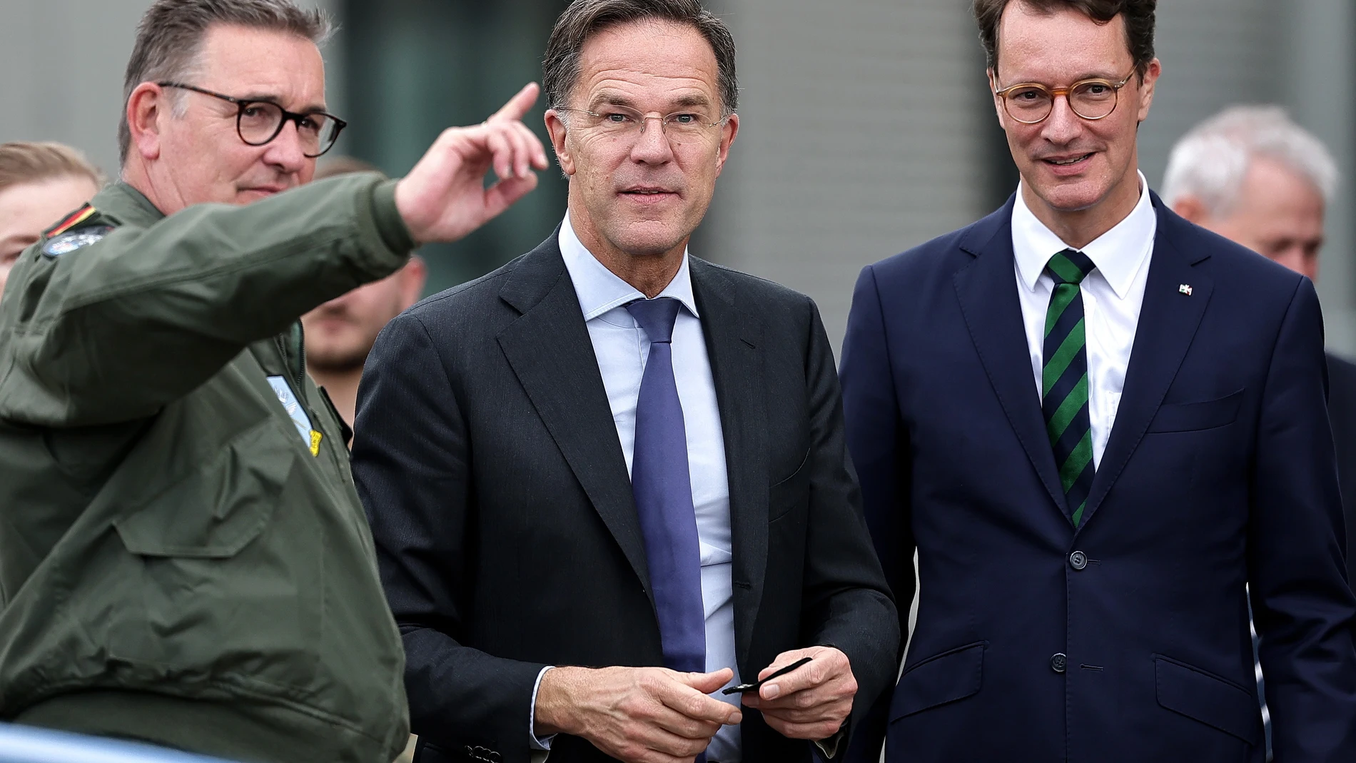 GEILENKIRCHEN (Germany), 13/11/2025.- Prime Minister of the German state of North Rhine-Westphalia Hendrik Wuest (R) and NATO Secretary-General Mark Rutte (C) during their visit at the NATO Air Base in Geilenkirchen, Germany, 13 November 2025. (Alemania) EFE/EPA/FRIEDEMANN VOGEL