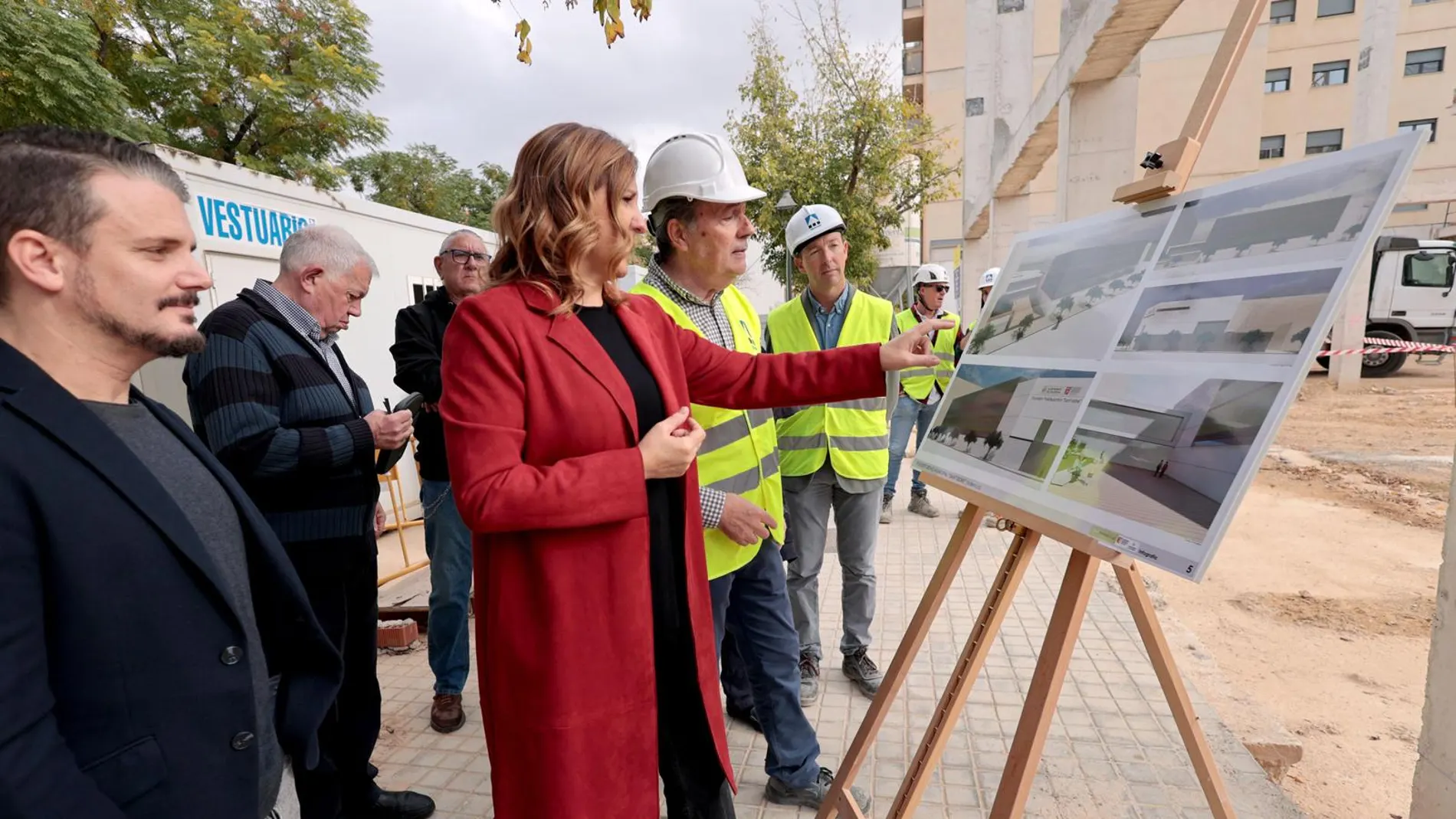La alcaldesa supervisa las obras del polideportivo