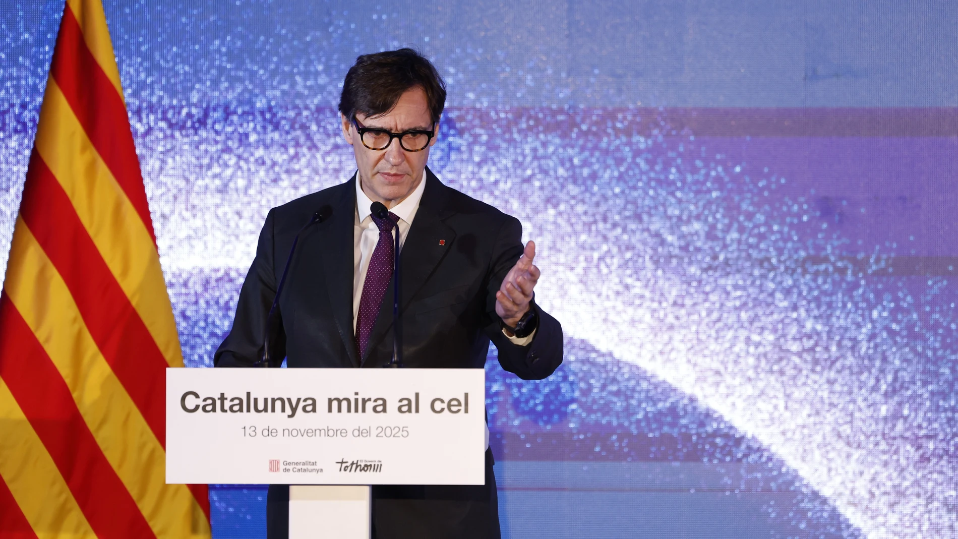 GRAFCAT4667 BARCELONA 13/11/2025.- El presidente de la Generalitat, Salvador Illa, durante su intervención hoy en un acto celebrado en el Gran Teatre del Liceu de Barcelona junto a otros especialistas, en el que se presentó la estrategia del Govern ante el eclipse solar de 2026. EFE/ Toni Albir