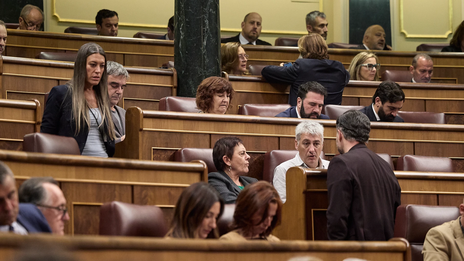 El portavoz de ERC en el Congreso, Gabriel Rufián (d), conversa con la portavoz de EH Bildu en el Congreso, Mertxe Aizpurua, y el diputado Oskar Matute durante una sesión plenaria en el Congreso de los Diputados, a 13 de noviembre de 2025, en Madrid (España). Hoy el pleno del Congreso debate y vota las enmiendas del Senado sobre la ley de movilidad sostenible entre las que se incluye la enmienda que pospone el cierre definitivo de las centrales nucleares de Almaraz (Cáceres), Ascó I (Tarragon...