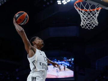 MADRID, 13/11/2025.- El base del Real Madrid Theo Maledon entra a canasta durante el partido de la fase regular de la Euroliga de baloncesto que Real Madrid y Panathinaikos disputan este jueves en el Movistar Arena. EFE/Juanjo Mart&iacute;n 