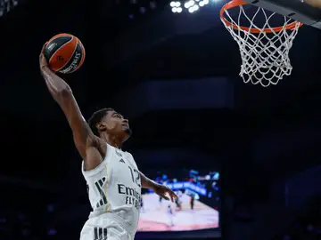 Real Madrid vs. Panathinaikos MADRID, 13/11/2025.- El base del Real Madrid Theo Maledon entra a canasta durante el partido de la fase regular de la Euroliga de baloncesto que Real Madrid y Panathinaikos disputan este jueves en el Movistar Arena. EFE/Juanjo Martín