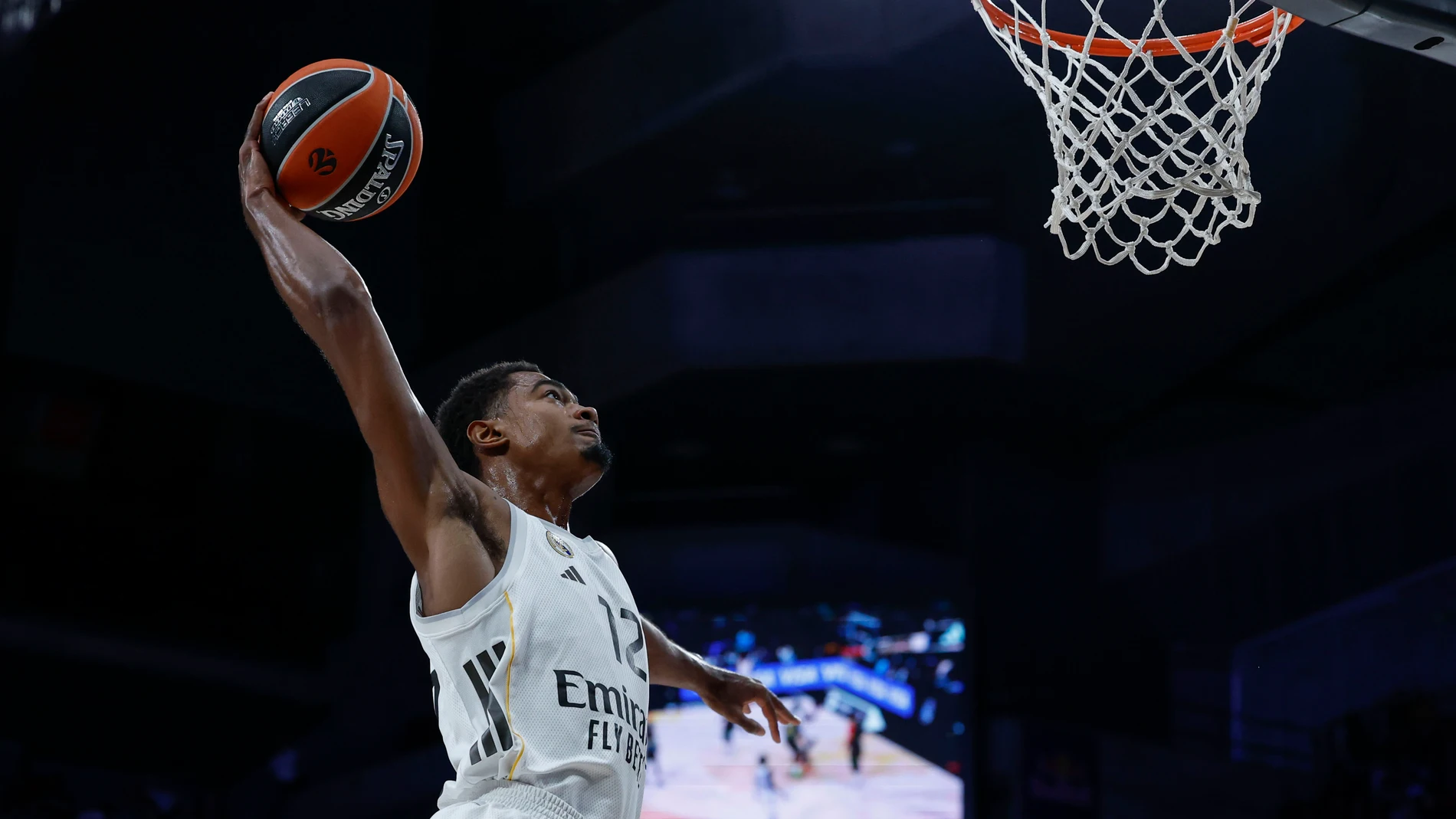 MADRID, 13/11/2025.- El base del Real Madrid Theo Maledon entra a canasta durante el partido de la fase regular de la Euroliga de baloncesto que Real Madrid y Panathinaikos disputan este jueves en el Movistar Arena. EFE/Juanjo Martín