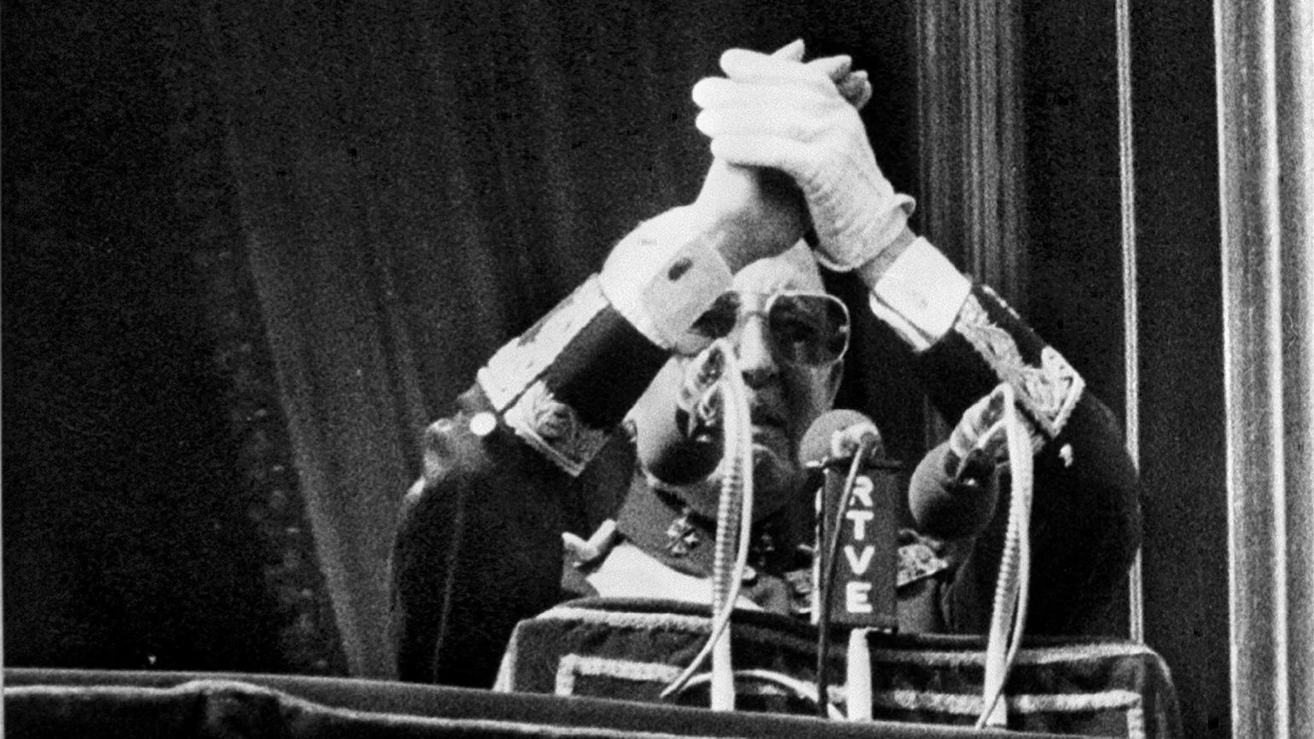 Fotografía de archivo (1-10-75) del anterior jefe del Estado, Francisco Franco, saludando desde el balcón del Palacio de Oriente, en su última aparición pública.