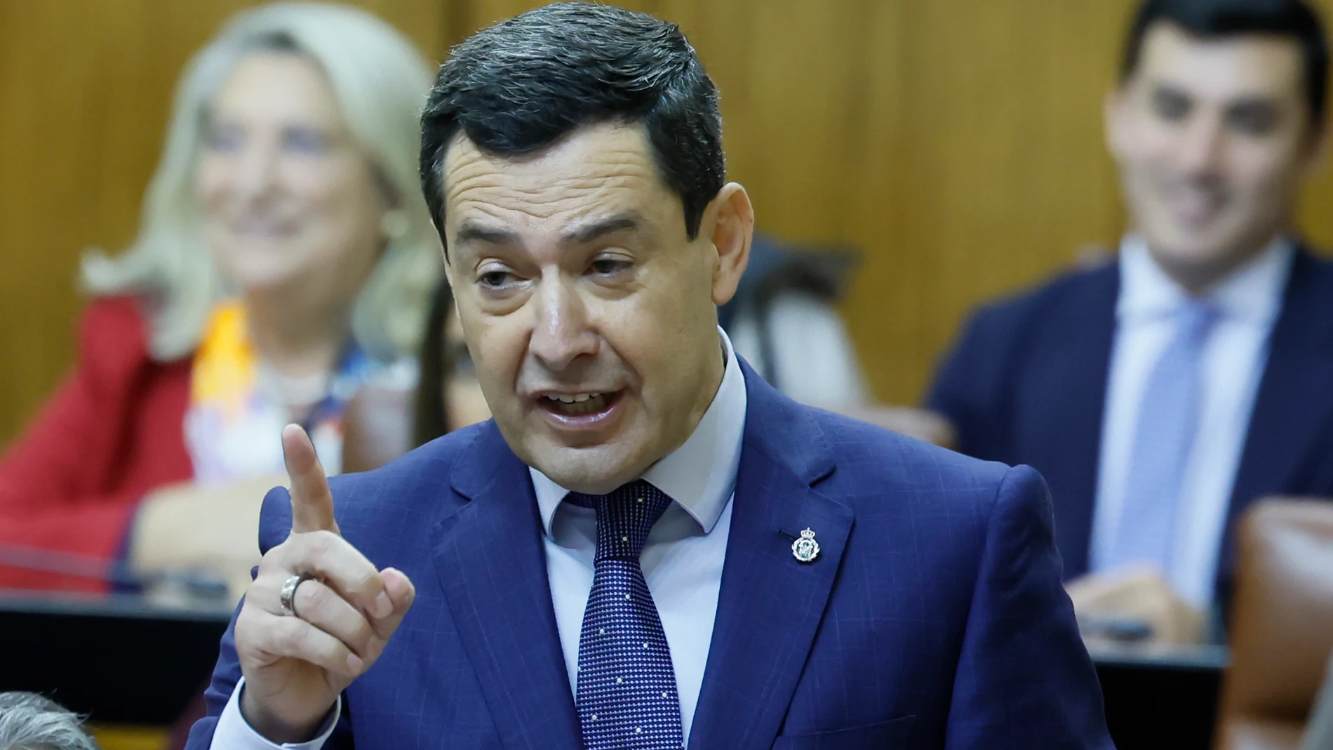 GRAFAND1875. SEVILLA, 13/11/2025.-El presidente de la Junta de Andalucía, Juanma Moreno, responde a los diferentes portavoces de los grupos parlamentarios durante su intervención en la sesión de control al Ejecutivo en el pleno del Parlamento andaluz, este jueves en Sevilla. EFE/José Manuel Vidal