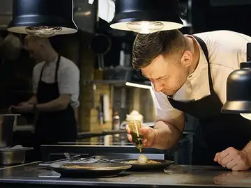 Cocineros en uno de los restaurantes participantes en la última edición Cocineros en uno de los restaurantes participantes en la última edición