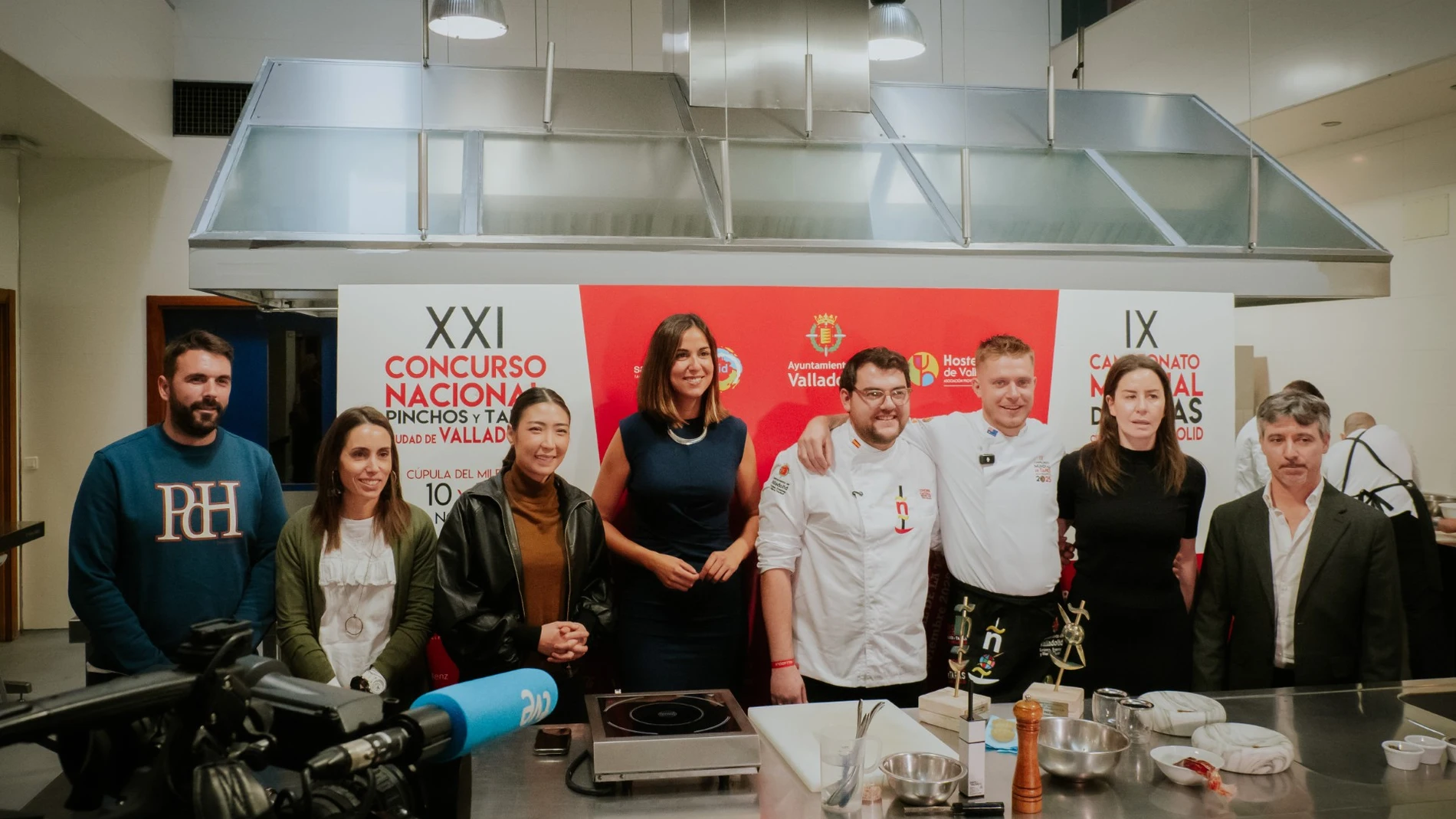 Los dos ganadores presentan sus tapas junto a la concejala Blanca Jiménez