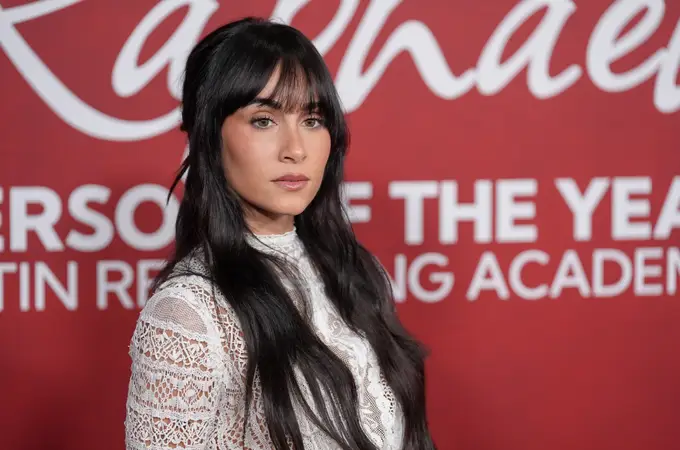 Aitana confirma su era nupcial en los Latin Grammy: tercer look blanco en 24 horas y vestido de encaje de 2.200 euros Aitana confirma su era nupcial en los Latin Grammy: tercer look blanco en 24 horas y vestido de encaje de 2.200 euros