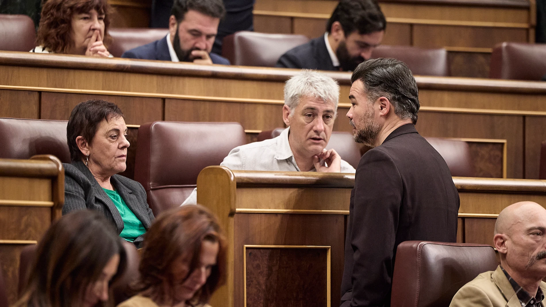 El portavoz de ERC en el Congreso, Gabriel Rufián (d), conversa con la portavoz de EH Bildu en el Congreso, Mertxe Aizpurua, y el diputado Oskar Matute durante una sesión plenaria en el Congreso de los Diputados, a 13 de noviembre de 2025, en Madrid (España). Hoy el pleno del Congreso debate y vota las enmiendas del Senado sobre la ley de movilidad sostenible entre las que se incluye la enmienda que pospone el cierre definitivo de las centrales nucleares de Almaraz (Cáceres), Ascó I (Tarragon...