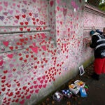 Voluntarias trabajan en un muro en memoria por las v&iacute;ctimas de la covid en Londres