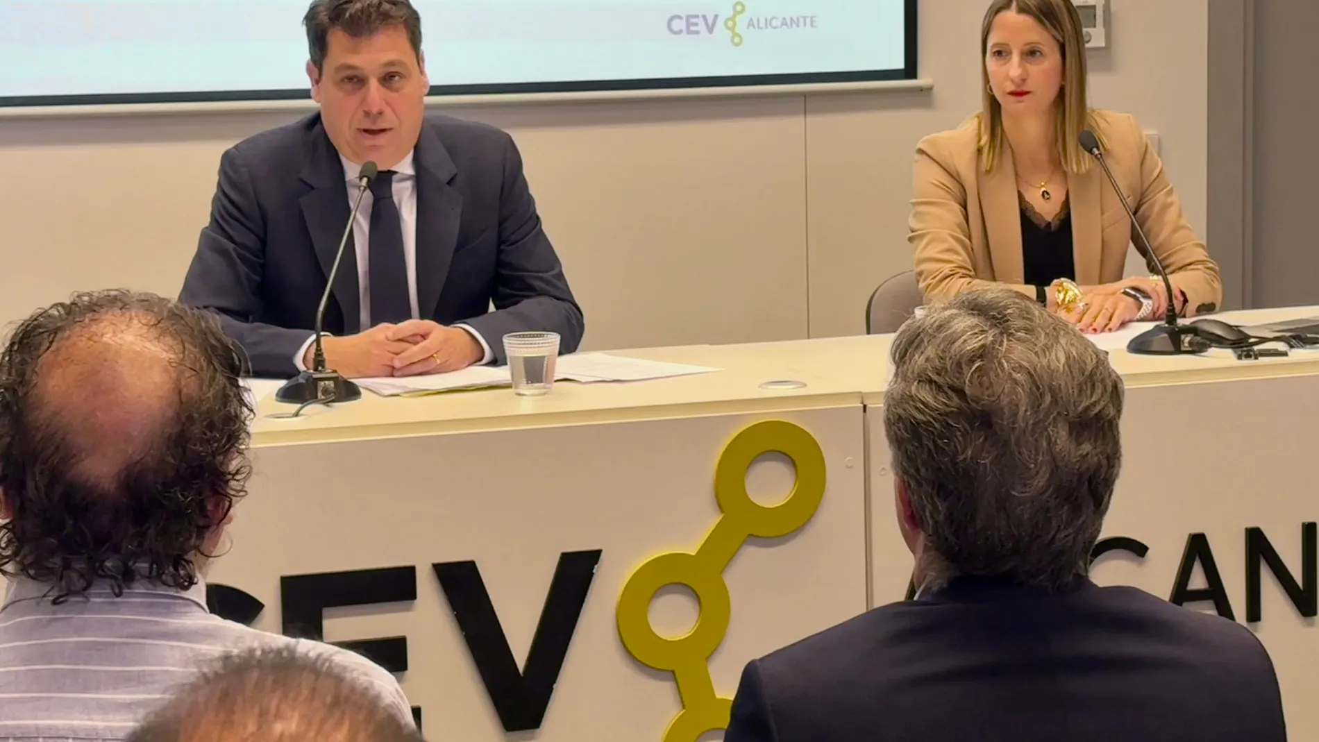 César Quintanilla ha presidido hoy la primera reunión de la junta directiva de CEV Alicante