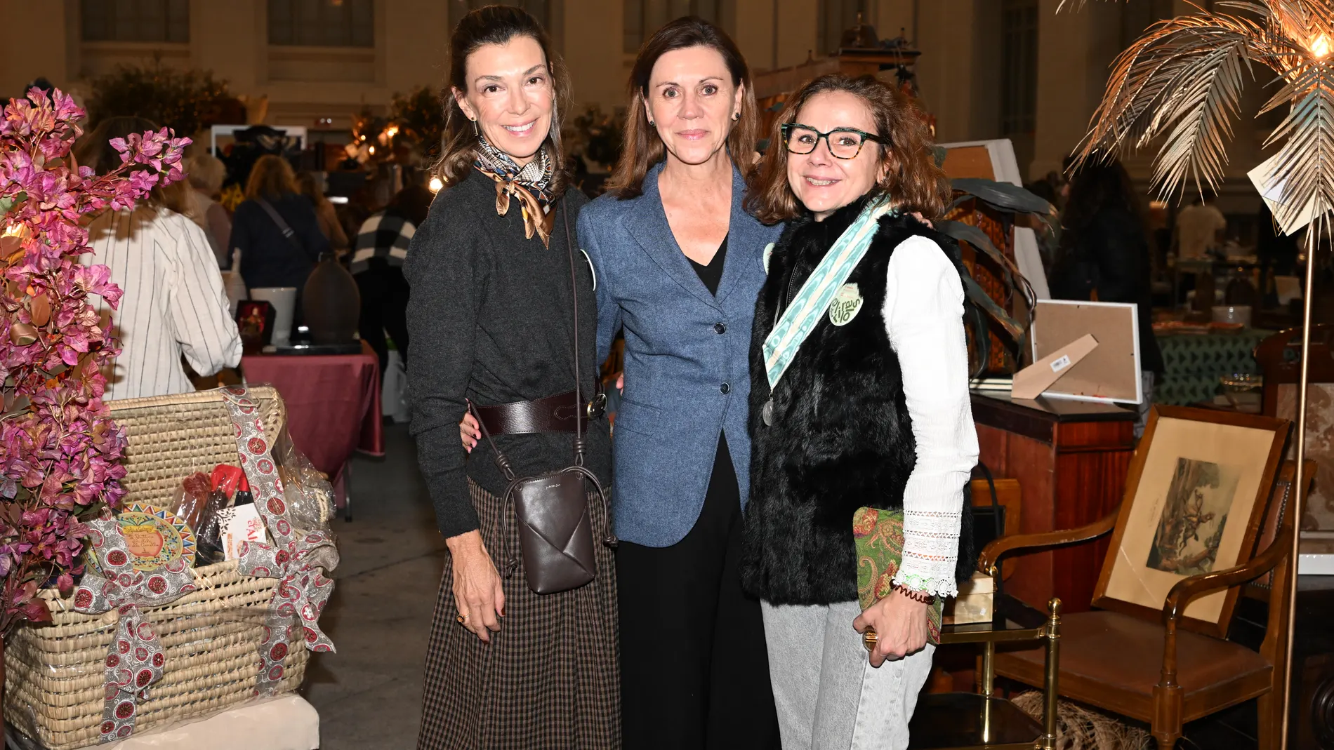 María Dolores de Cospedal (c) durante la inauguración del Rastrillo de Nuevo Futuro 2025 en la Galería de Cristal del Palacio Cibeles de Madrid, a 13 de noviembre de 2025, en Madrid (España). FAMOSOS;SOLIDARIDAD;RASTRILLO José Oliva / Europa Press 13/11/2025