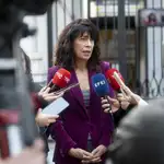 Presidenta de asociación de víctimas increpa a Redondo en Granada por las pulseras y le acusa de "cómplice de asesinos"