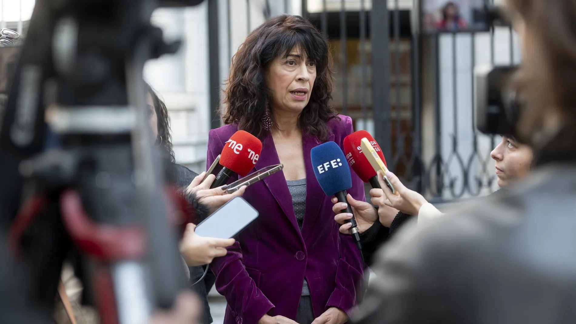 Presidenta de asociación de víctimas increpa a Redondo en Granada por las pulseras y le acusa de "cómplice de asesinos"