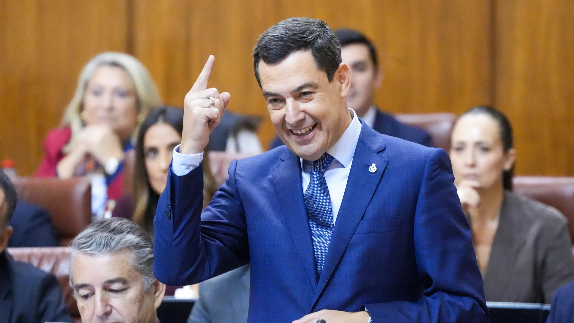 El presidente de la Junta de Andalucía, Juanma Moreno, interviene durante la sesión de control en el pleno del Parlamento andaluz. A 13 de noviembre de 2025, en Sevilla (Andalucía, España). Segunda jornada de Pleno, con Sesión de Control al Gobierno y preguntas de los grupos parlamentarios al presidente de la Junta de Andalucía. Tras la ronda de preguntas al Gobierno andaluz, el debate continúa con la solicitud de creación de una comisión de investigación "relativa a la gestión del sistema de...