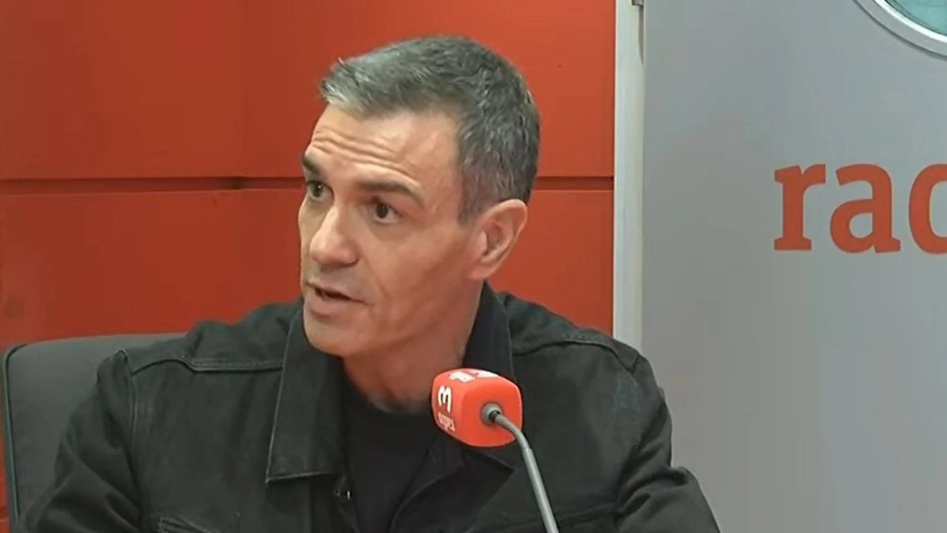 Pedro Sánchez comparte en Radio 3 que se reservó una hora para 'Lux' de Rosalía: "Me lo he escuchado del tirón"