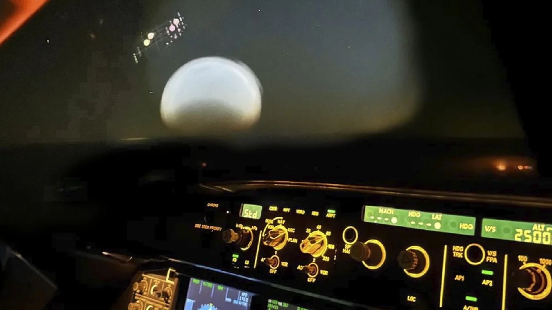 El 28 de octubre de 2025, en la madrugada, el cielo sobre el Golfo Pérsico se convirtió en el escenario de una anomalía inexplicable