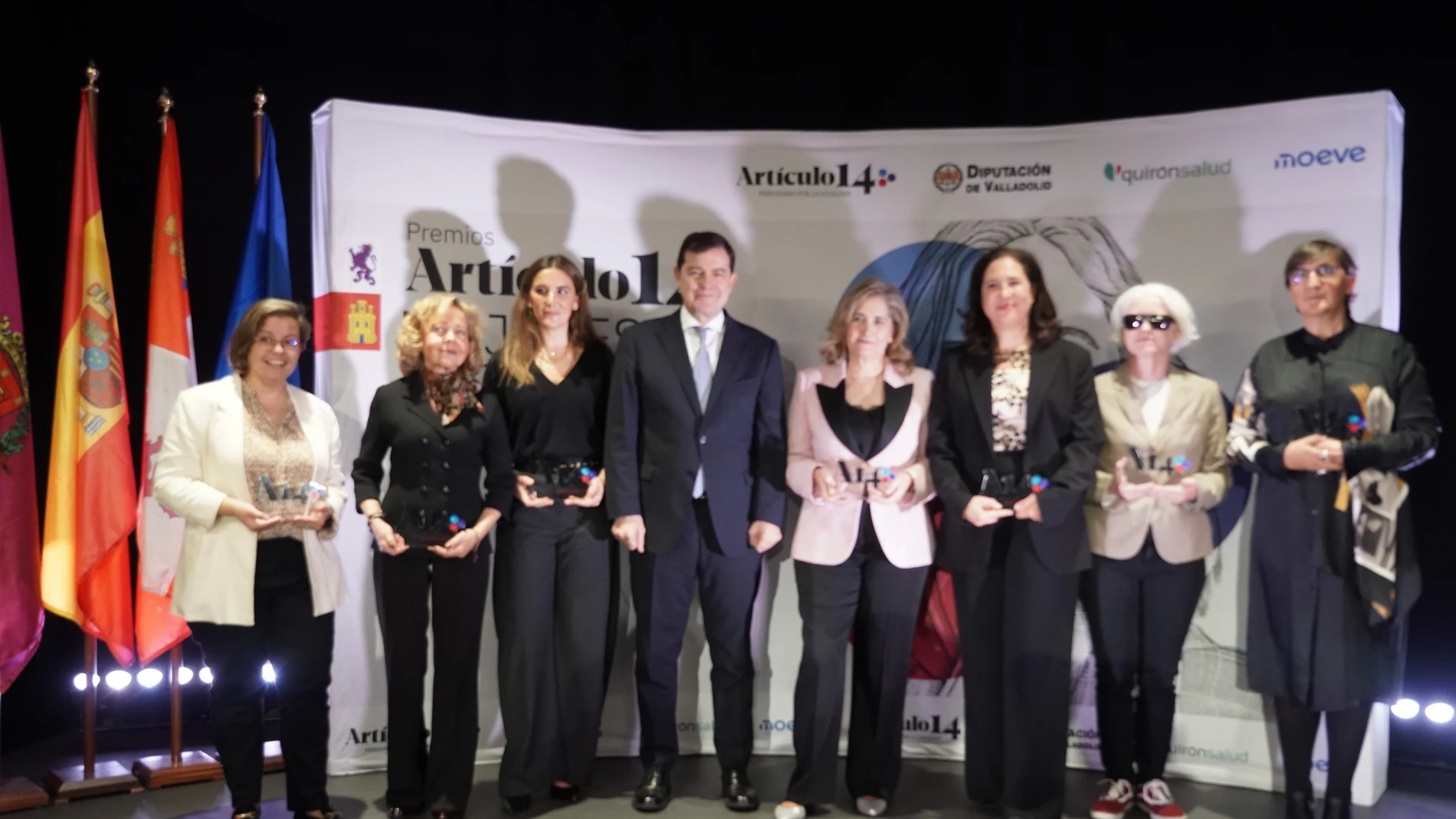 El presidente de la Junta de Castilla y León, Alfonso Fernández Mañueco, junto a las mujeres galardonadas