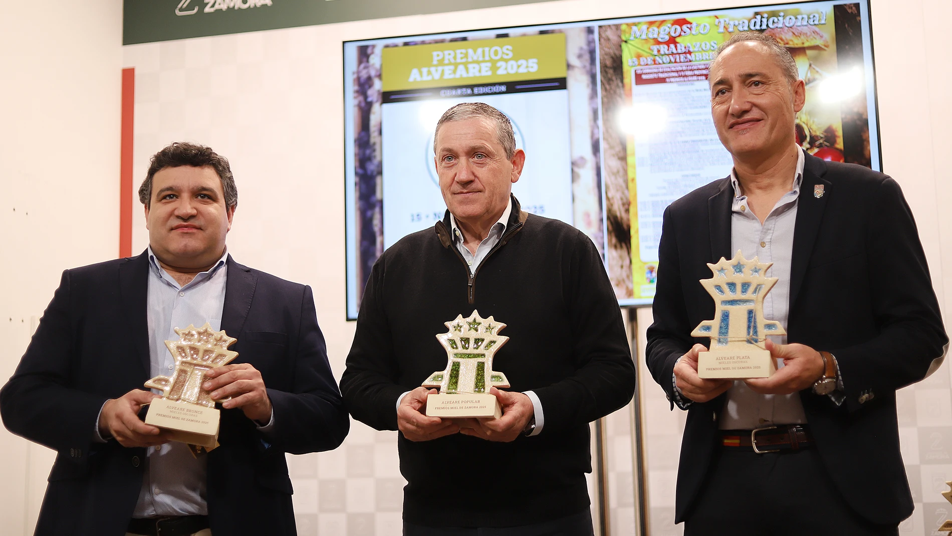 El presidente de la Diputación de Zamora y alcalde de Trabazos, Javier Faúndez, y el secretario técnico de la Feria Apícola ‘Meliza’, Francisco Alonso, presentan los Premios Alveare 2025.