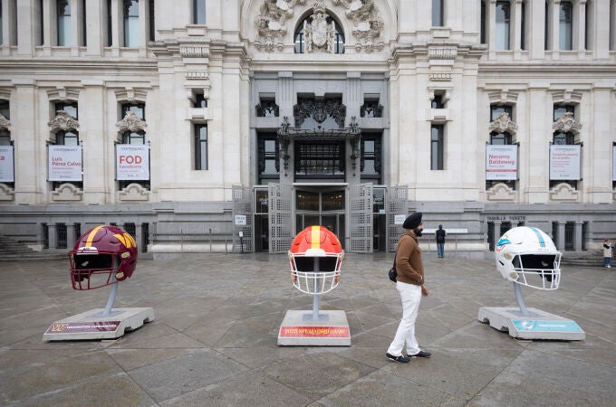 La Comunidad de Madrid instala unos cascos gigantes en Cibeles por el partido de la NFL La Comunidad de Madrid instala unos cascos gigantes en Cibeles por el partido de la NFL