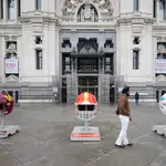 La Comunidad de Madrid instala unos cascos gigantes en Cibeles por el partido de la NFL