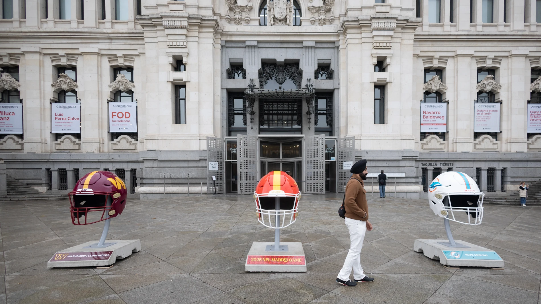 Instalación de unos cascos gigantes de la NFL, frente al Palacio de Cibeles, a 13 de noviembre de 2025, en Madrid (España). La Comunidad de Madrid ha presentado un conjunto de actividades y eventos, entre las que destacan las 'Fan zones' de los equipos y los cascos gigantes de fútbol americano a los pies del Palacio de Cibeles, con motivo del primer partido en España de la National Football League (NFL), que tendrá lugar el 16 de noviembre en el estadio Santiago Bernabéu. 13 NOVIEMBRE 2025 ...