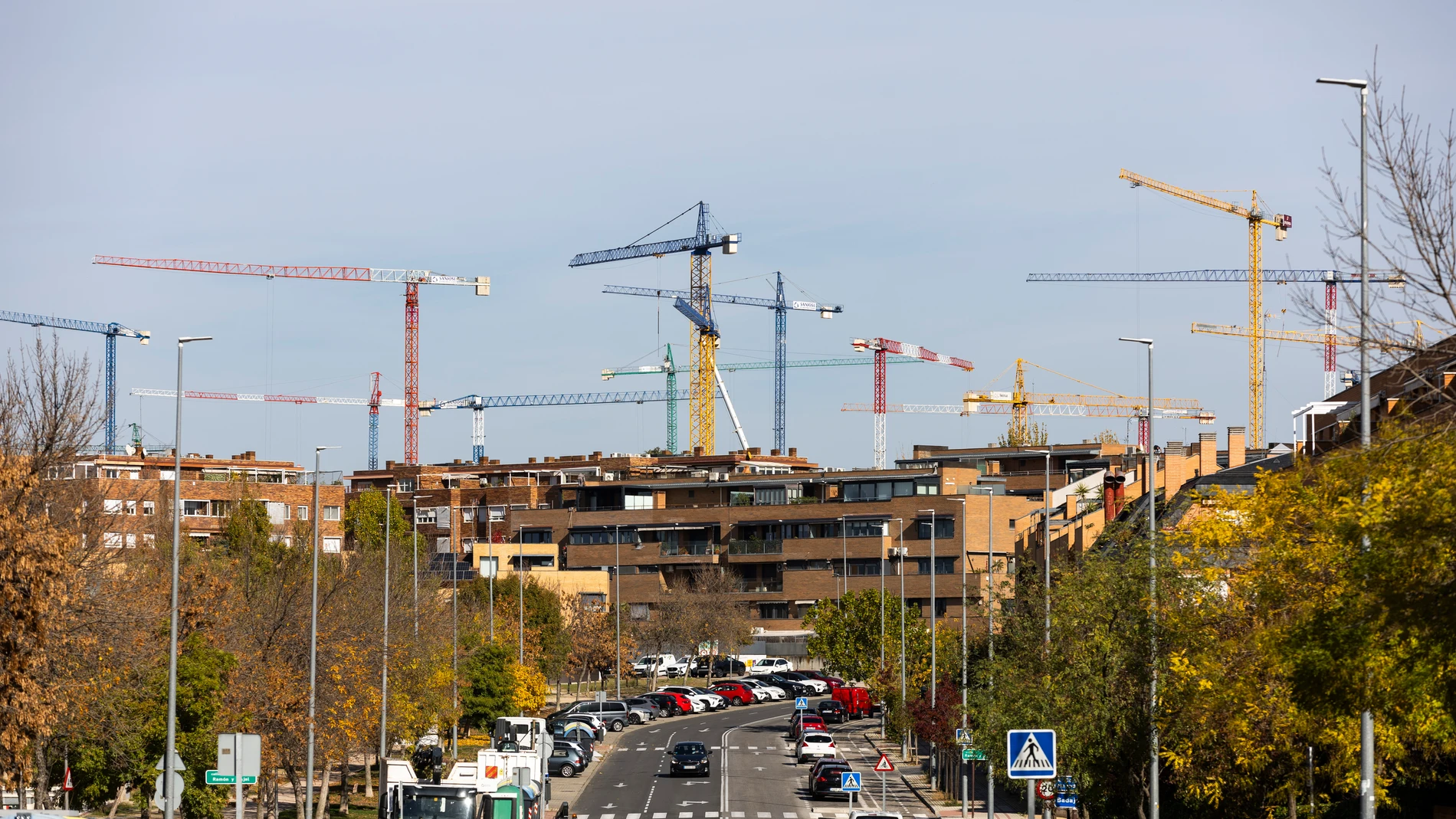 Construcción de nuevas viviendas. Gruas y obreros en la obras de nuevos edificios.
