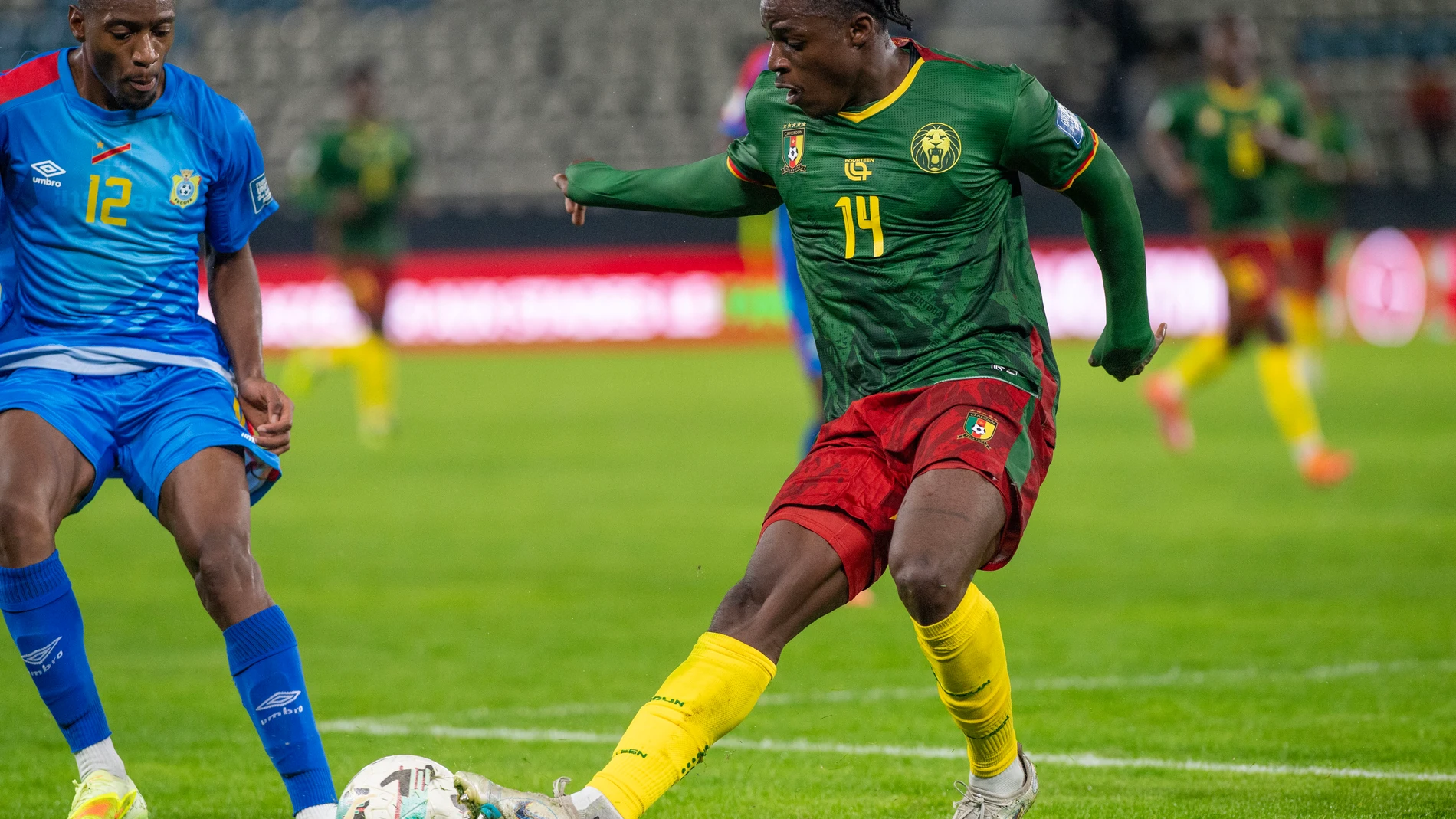 RABAT (Morocco), 13/11/2025.- Etta Eyong of Cameroon (R) in action against Joris Kayembe of Congo DR (L) during the 2026 FIFA World Cup CAF qualifiers play-offs semifinal soccer match between Cameroon and Congo DR, in Rabat, Morocco, 13 November 2025. (Mundial de Fútbol, Camerún, Marruecos) EFE/EPA/JALAL MORCHIDI