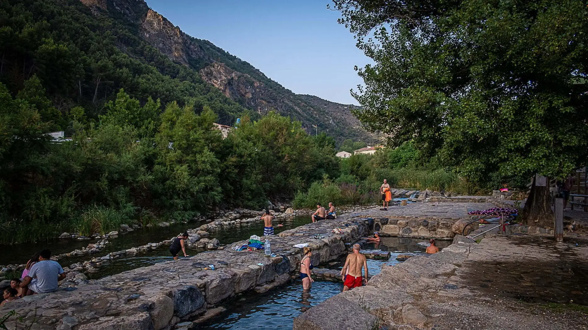 Las mejores termas de España en otoño: gratis, con vistas increíbles y encanto rural