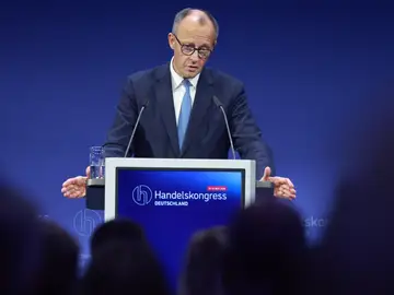 Chancellor Friedrich Merz delivers keynote speech at Trade Congress Germany Berlin (Germany), 13/11/2025.- German Chancellor Friedrich Merz gestures as he speaks during a visit to the Trade Congress German (Handelskongress Deutschland) in Berlin, Germany, 13 November 2025. Merz attended the congress to deliver a political keynote speech. (Alemania) EFE/EPA/CLEMENS BILAN