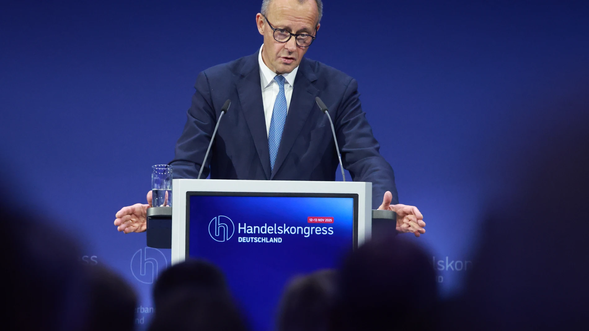 Berlin (Germany), 13/11/2025.- German Chancellor Friedrich Merz gestures as he speaks during a visit to the Trade Congress German (Handelskongress Deutschland) in Berlin, Germany, 13 November 2025. Merz attended the congress to deliver a political keynote speech. (Alemania) EFE/EPA/CLEMENS BILAN