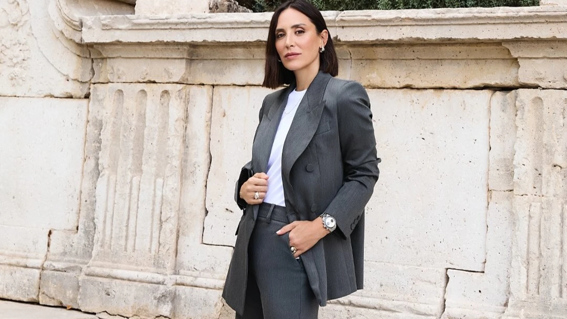 Tamara Falcó con traje gris de su colección TFP by Tamara Falcó x Pedro del Hierro, un look elegante y versátil ideal para el fondo de armario.