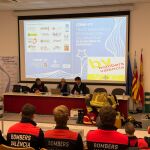 El concejal de Bomberos, Juan Carlos Caballero (d) en una de las sesiones formativas