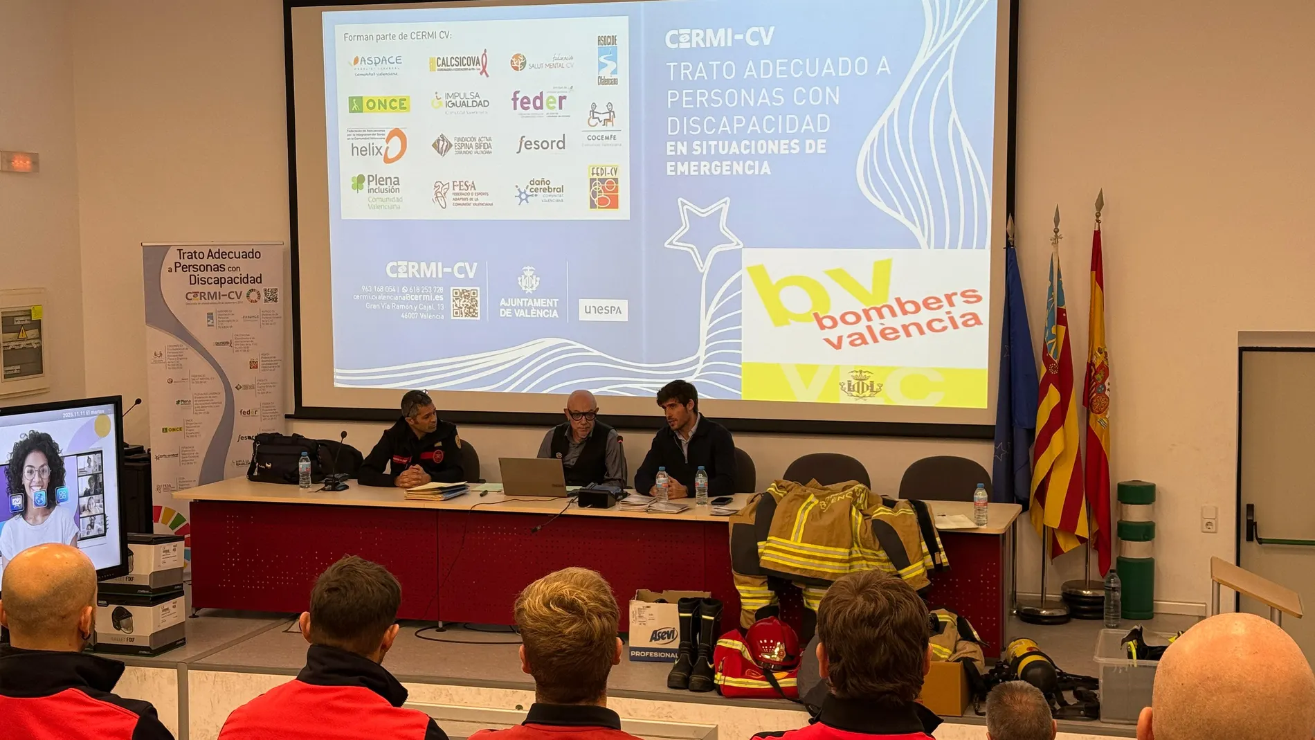 El concejal de Bomberos, Juan Carlos Caballero (d) en una de las sesiones formativas