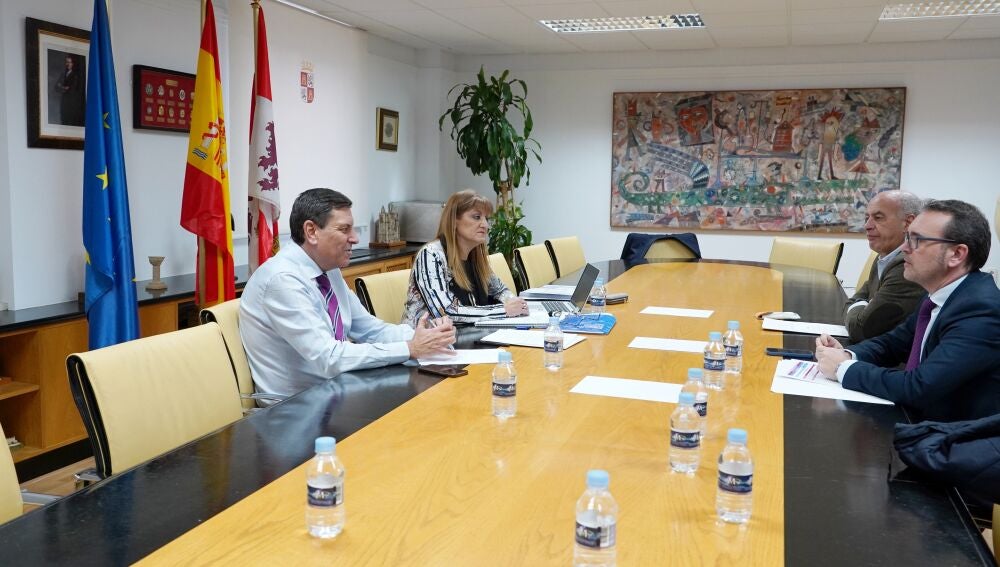 Fernández Carriedo durante su encuentro con Ricardo Gavilanes