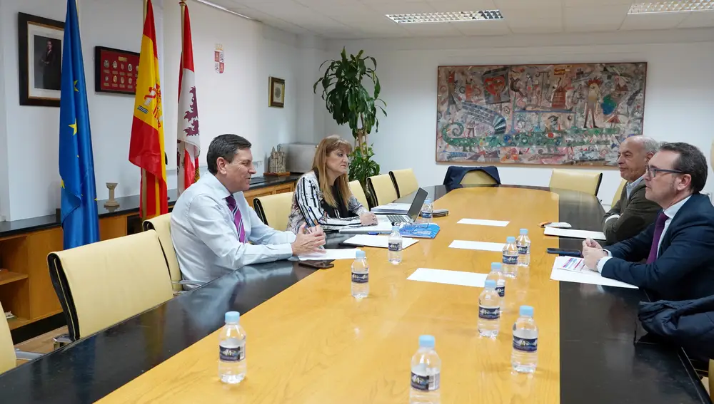 Fernández Carriedo durante su encuentro con Ricardo Gavilanes