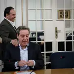 Pérez Llorca saluda a José María Llanos