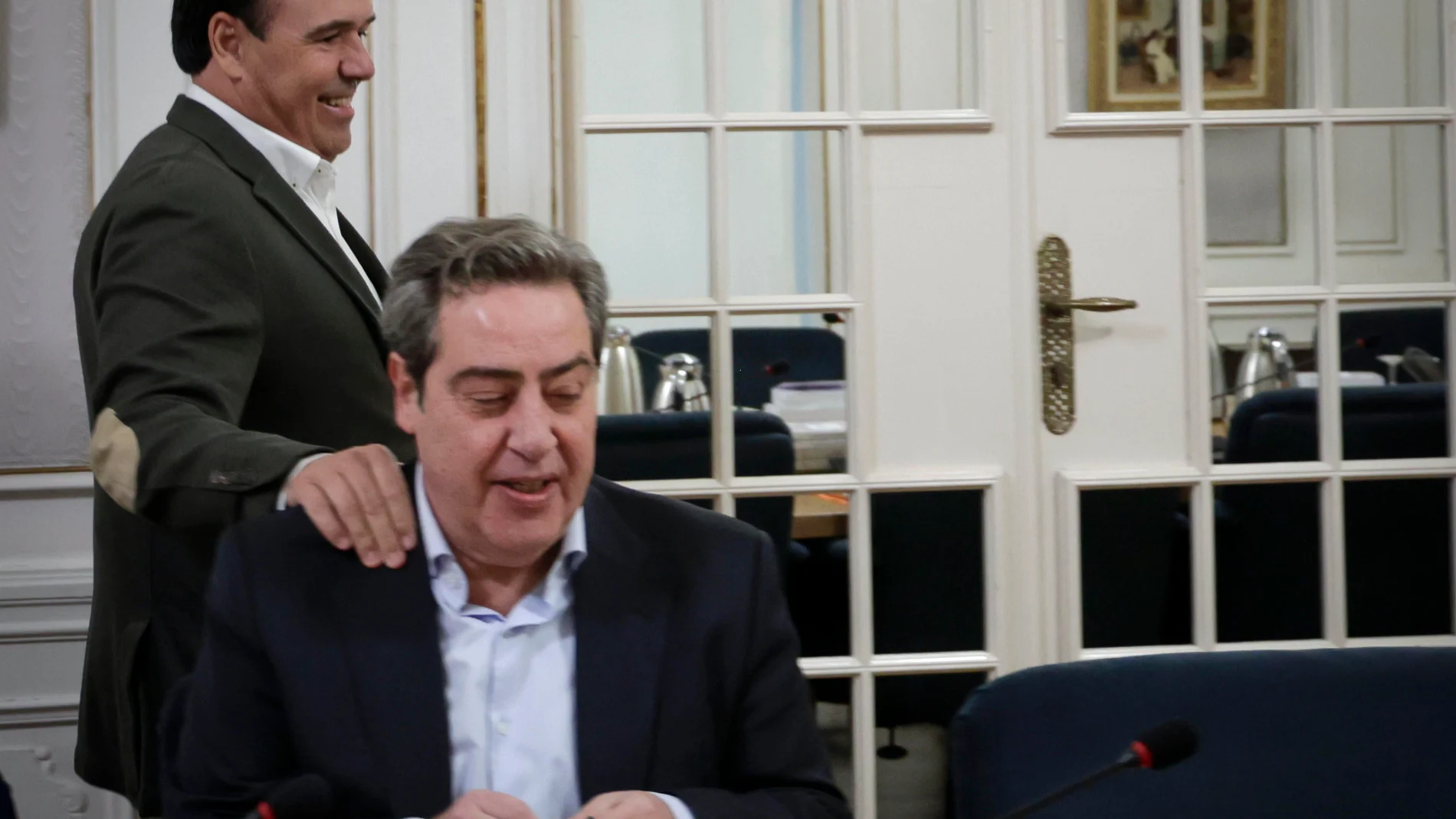 Pérez Llorca saluda a José María Llanos