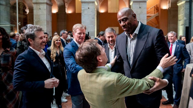 Almeida recibe a los representantes de la NFL Almeida recibe a los representantes de la NFL