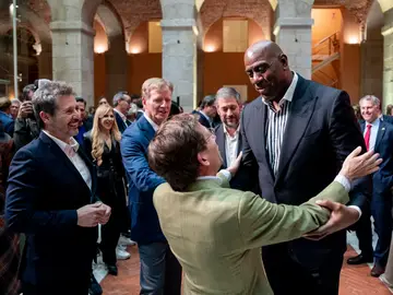 Almeida recibe a los representantes de la NFL El alcalde de Madrid, José Luis Martínez-Almeida (i) saluda al exjugador de baloncesto, Magic Johnson (d), durante una recepción a los representantes de la liga estadounidense de fútbol americano (NFL), a 14 de noviembre de 2025, en Madrid (España). Ayuso los ha recibido con motivo del partido que enfrentará este domingo a los Miami Dolphins y los Washington Commanders en el estadio Santiago Bernabéu. 14 NOVIEMBRE 2025;AYUSO;ALCALDE;NFL;FÚTBOL AMERICANO; A. Pérez Meca / Europa Press 14/11/...
