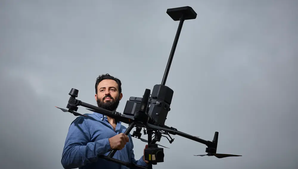 Diego Sánchez, de Ivaq Technologies, junto a su dron de rescate, Ivaq Finder