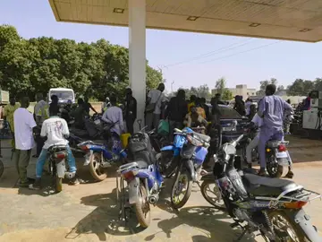 Mali-Media-Suspension FILE - People queue with their motorcycles at a gas station amid a fuel shortage in Bamako Mali, Tuesday, Oct 7, 2025 (AP Photo, File)