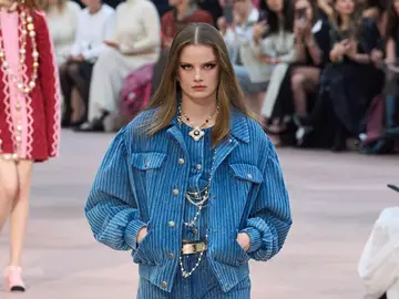 Modelo en el desfile de Chanel otoño-invierno 2025 con pantalones de pana. Modelo en el desfile de Chanel otoño-invierno 2025 con pantalones de pana.