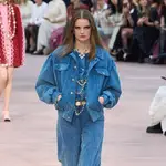 Modelo en el desfile de Chanel otoño-invierno 2025 con pantalones de pana.