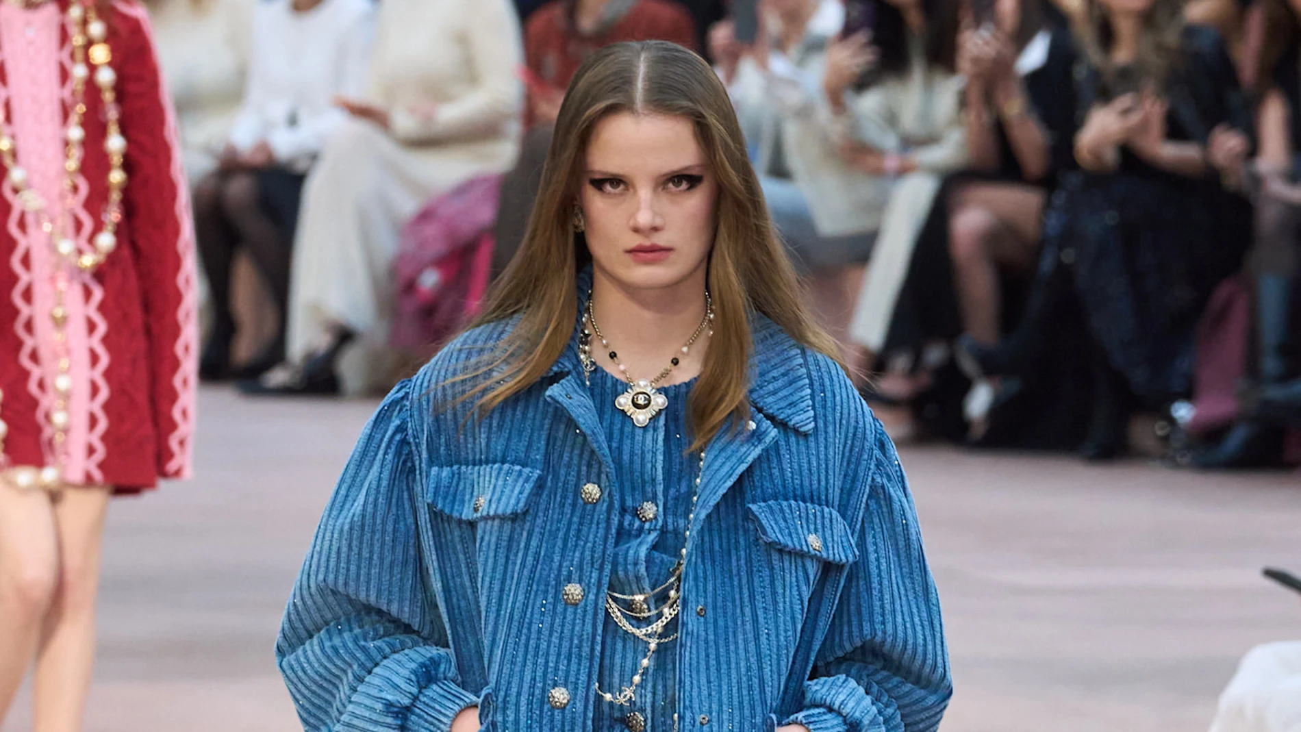 Modelo en el desfile de Chanel otoño-invierno 2025 con pantalones de pana.