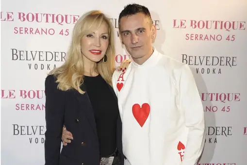 Los sábados de Lomana: Mis años felices con David Delfín y la troupe de los Postigo Los sábados de Lomana: Mis años felices con David Delfín y la troupe de los Postigo