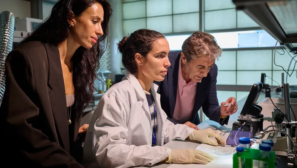 A la derecha de la imagen, el investigador Fivos Panetsos, responsable de tres empresas, junto a su equipo