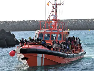 Salvamento rescata a un cayuco con 247 personas a 37 kilómetros de El Hierro. GRAFCAN6921. LA RESTINGA (EL HIERRO), 14/11/2025.-Salvamento Marítimo han rescatado este viernes a unos 37 kilómetros al sur de El Hierro a 247 personas que se habían quedado sin combustible a bordo de un cayuco. Fueron necesarias dos embarcaciones para evacuarlos al puerto de La Restinga: la Salvamar Navia, con 40 mujeres, niños y heridos, y la Salvamar Diphda, con 207 personas más (en la imagen) EFE/ Gelmert Finol