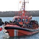 Salvamento rescata a un cayuco con 247 personas a 37 kilómetros de El Hierro. Salvamento rescata a un cayuco con 247 personas a 37 kilómetros de El Hierro.