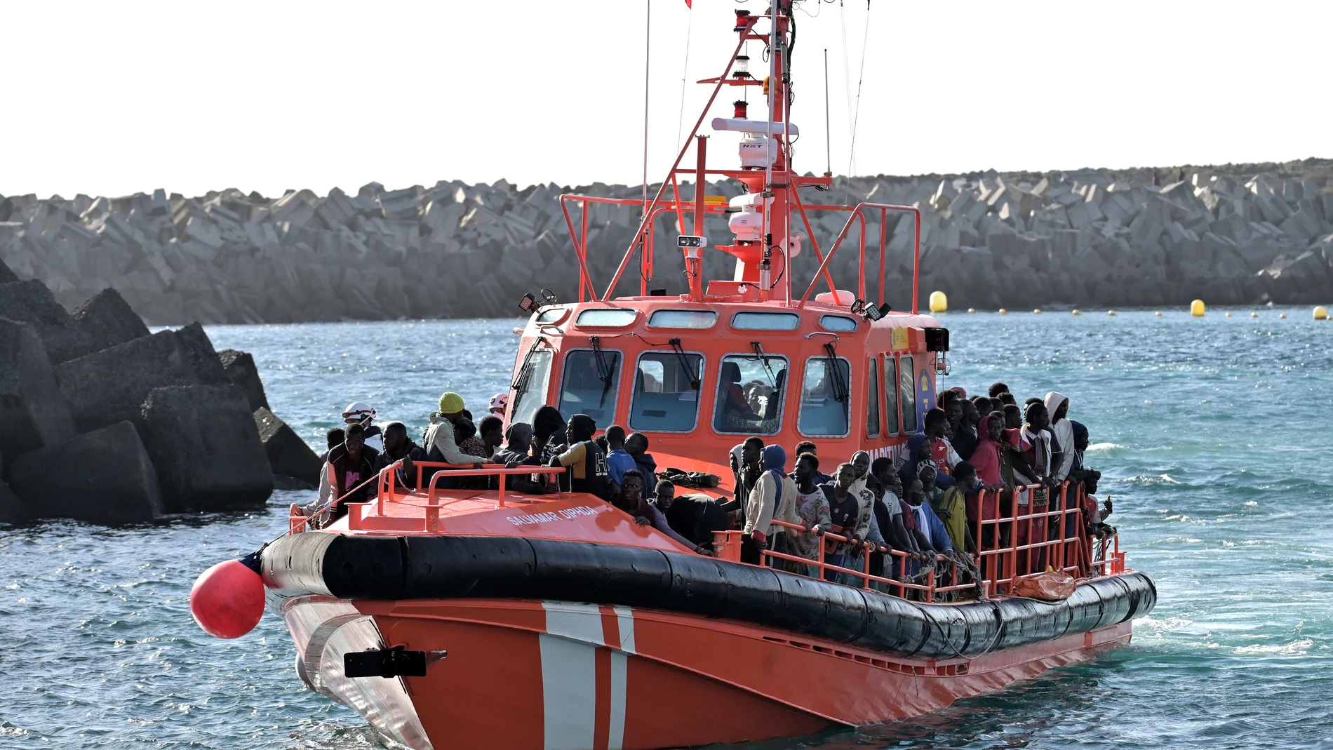 GRAFCAN6921. LA RESTINGA (EL HIERRO), 14/11/2025.-Salvamento Marítimo han rescatado este viernes a unos 37 kilómetros al sur de El Hierro a 247 personas que se habían quedado sin combustible a bordo de un cayuco. Fueron necesarias dos embarcaciones para evacuarlos al puerto de La Restinga: la Salvamar Navia, con 40 mujeres, niños y heridos, y la Salvamar Diphda, con 207 personas más (en la imagen) EFE/ Gelmert Finol